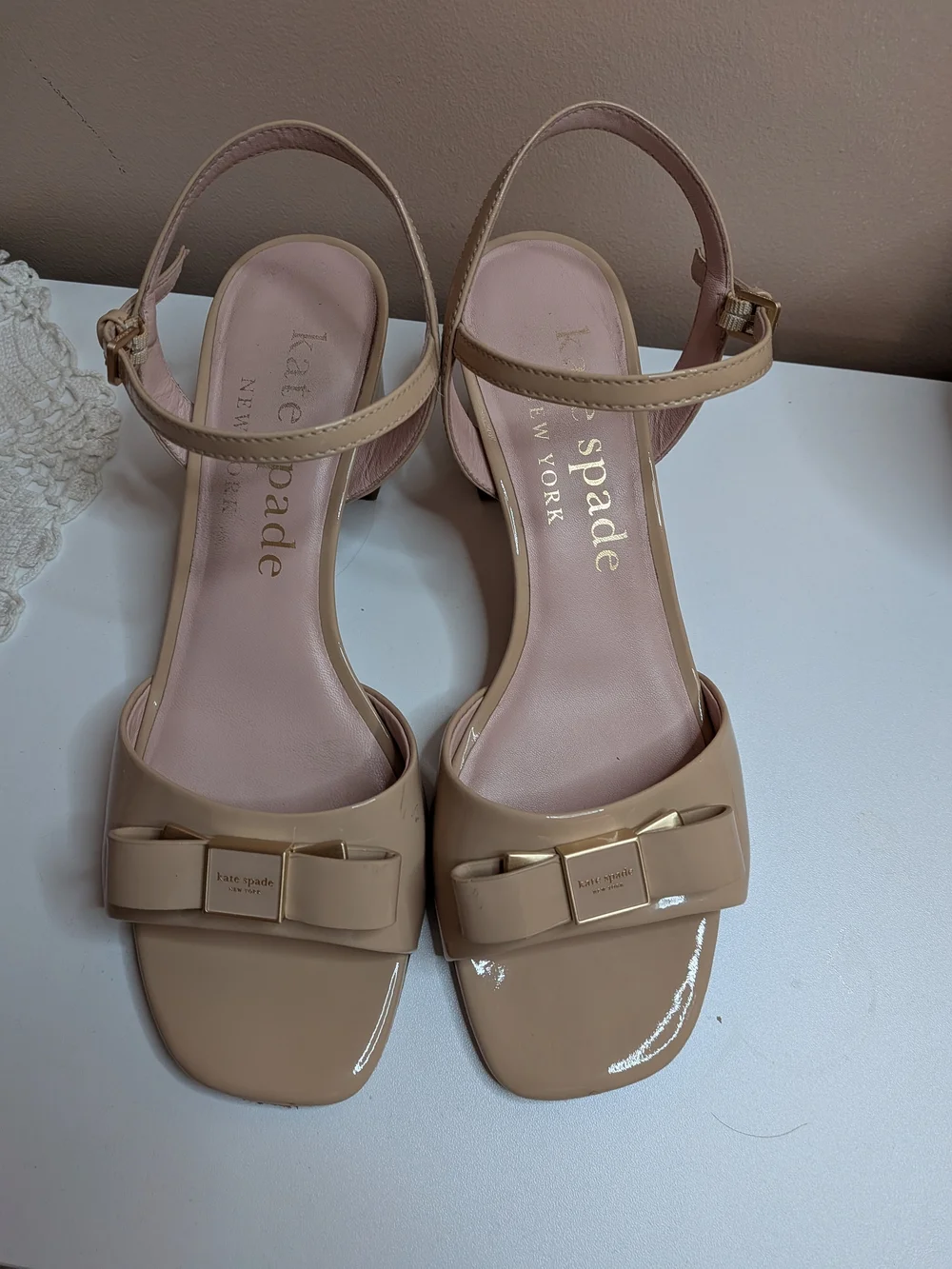 Kate Spade Bowdie Mid Patent Bow Block Heel Sandals Nude 9B - Picture 2 of 10
